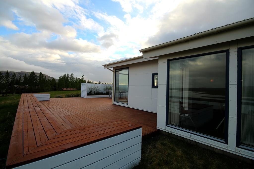 Luxury Villa With River View Laugaras Exteriör bild