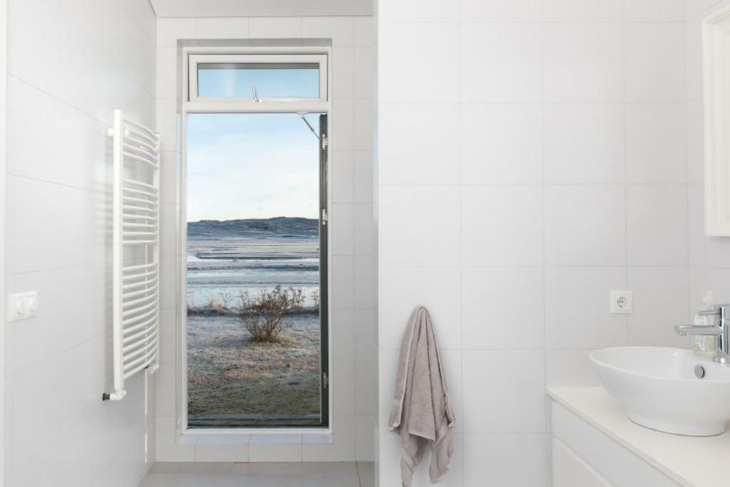 Luxury Villa With River View Laugaras Exteriör bild